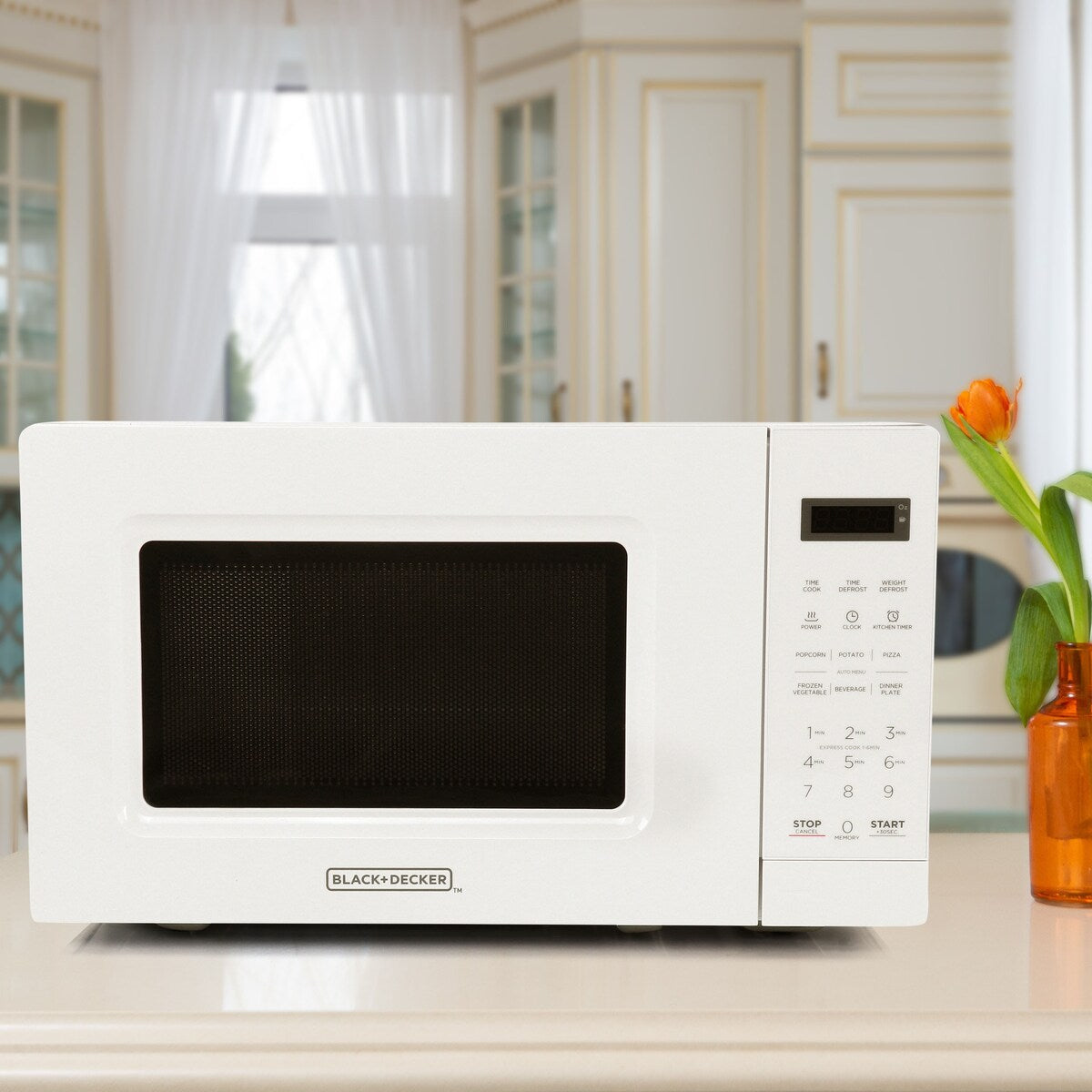 Four à micro-ondes numérique LED blanc de 0,7 pi³ et 700 watts avec verrouillage de sécurité enfant.