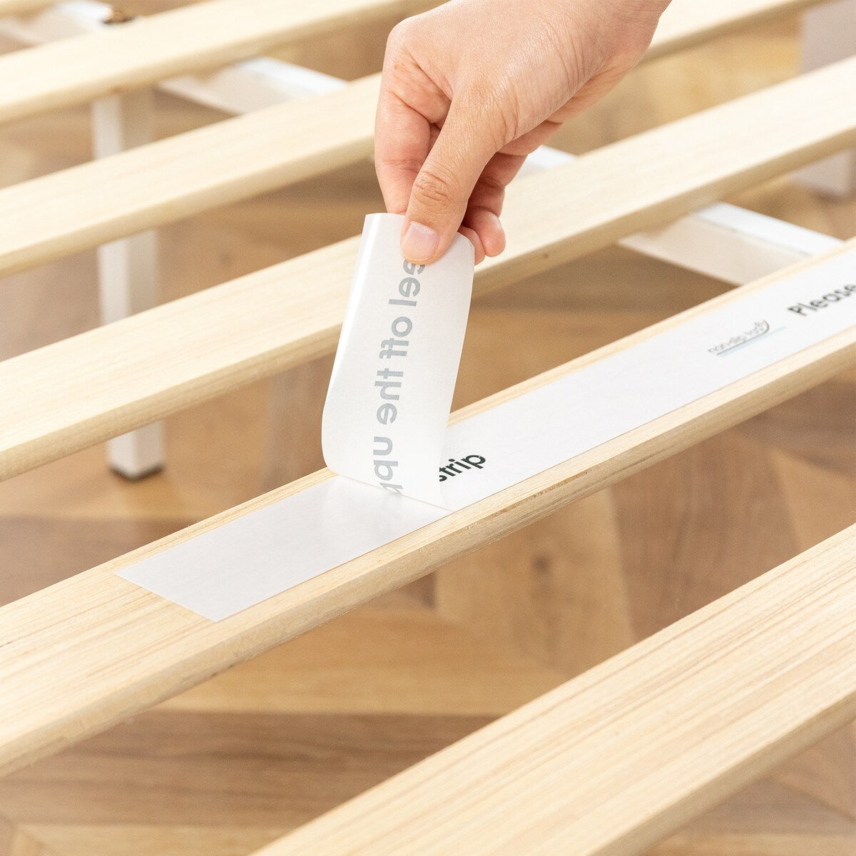 Cadre de lit plateforme en bois massif classique de 16 pouces, disponible en plusieurs finitions.