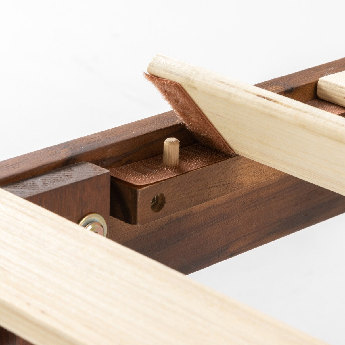 Cadre de lit plateforme en bois massif classique de 16 pouces, disponible en plusieurs finitions.