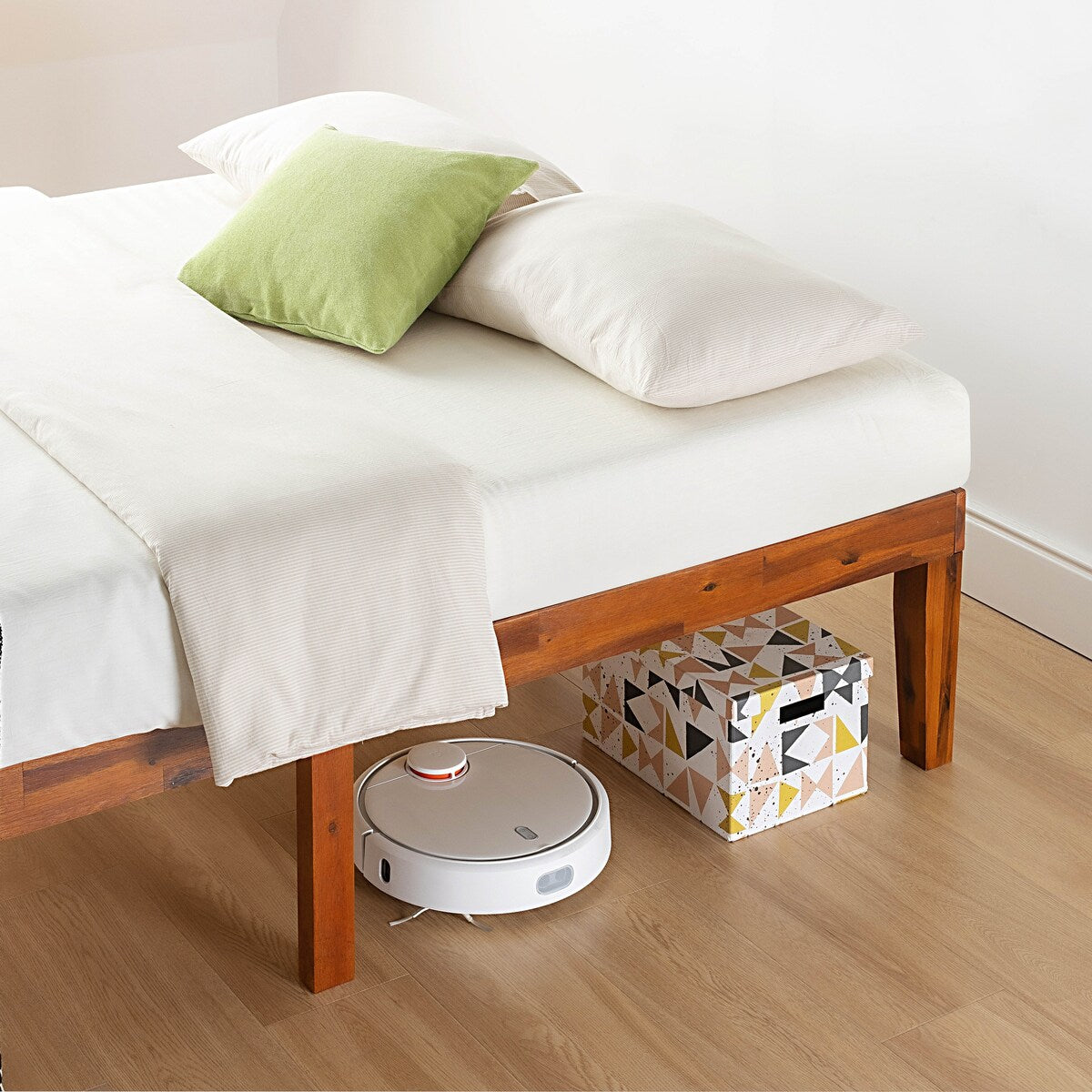 Cadre de lit plateforme en bois massif classique de 16 pouces, disponible en plusieurs finitions.