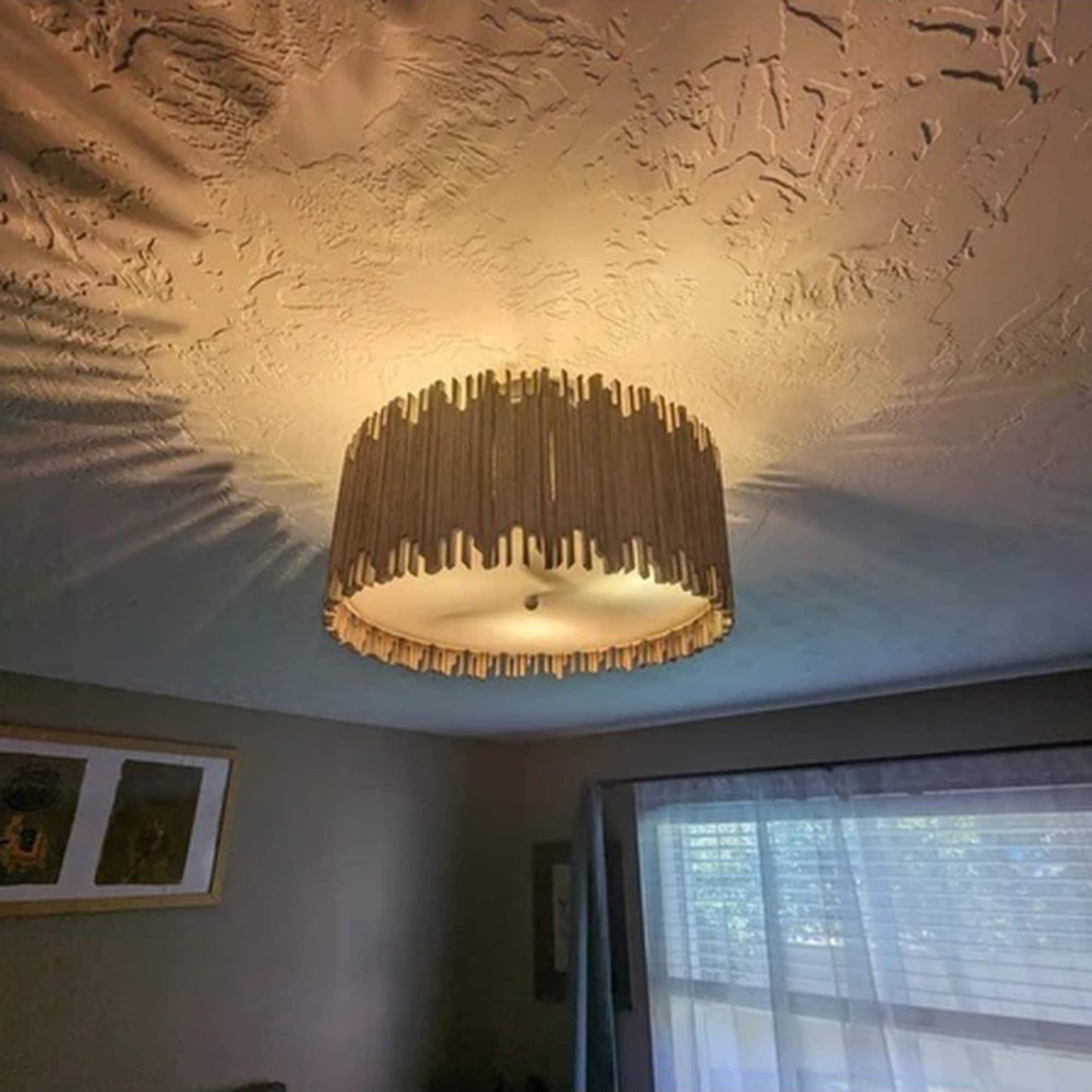Suspension à 3 lumières en bois blanc vieilli, style tambour, à fixer au plafond.