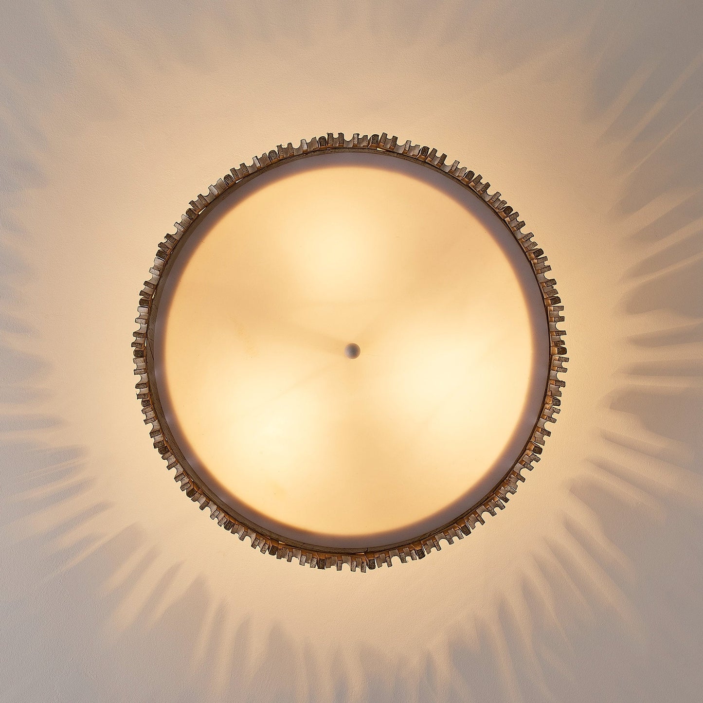 Suspension à 3 lumières en bois blanc vieilli, style tambour, à fixer au plafond.