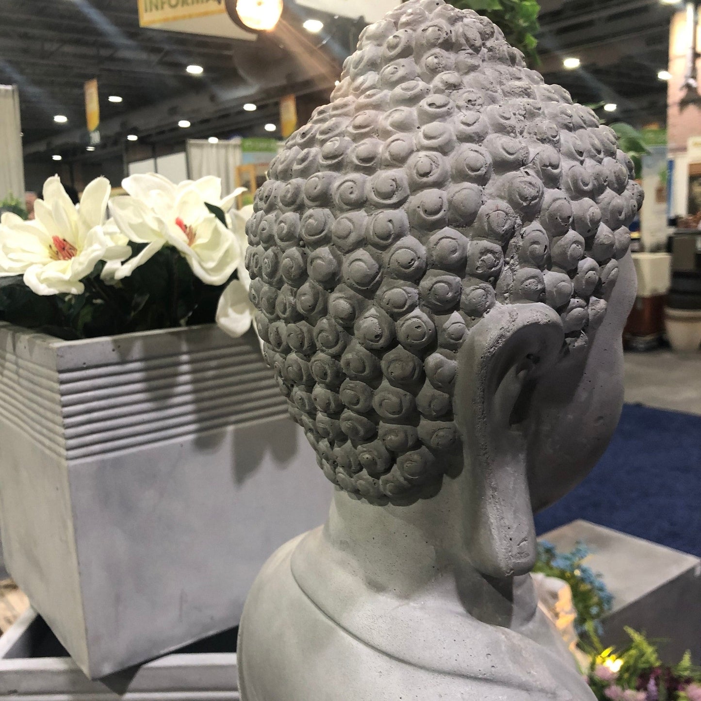 Statue de Bouddha méditant en béton léger de 65 cm (25,6 po)
