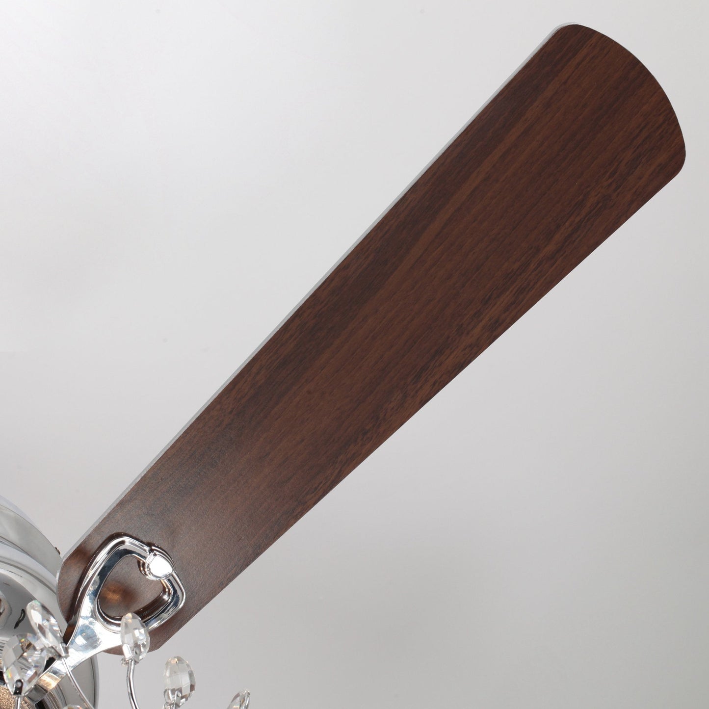 Ventilateur de plafond moderne à 5 pales réversibles de 48 pouces, avec fixation au plafond, en cristal et télécommande.