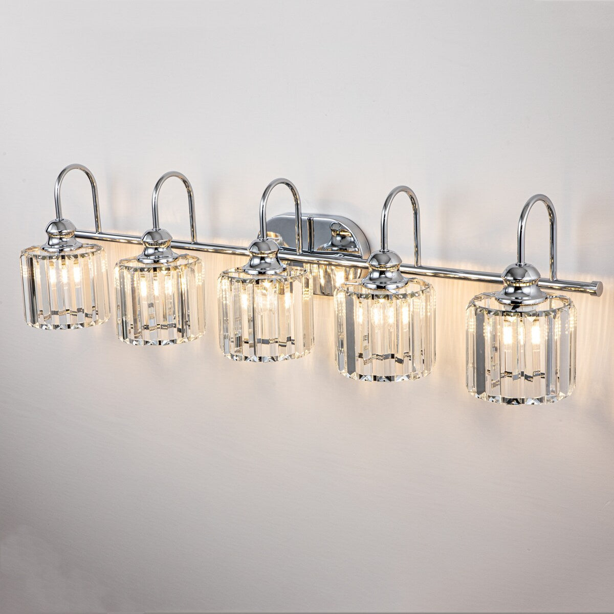Éclairage de salle de bain linéaire à 5 lumières, style glamour, à intensité variable, avec abat-jour en cristal cylindrique.