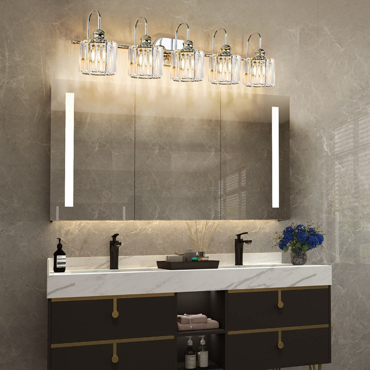 Éclairage de salle de bain linéaire à 5 lumières, style glamour, à intensité variable, avec abat-jour en cristal cylindrique.