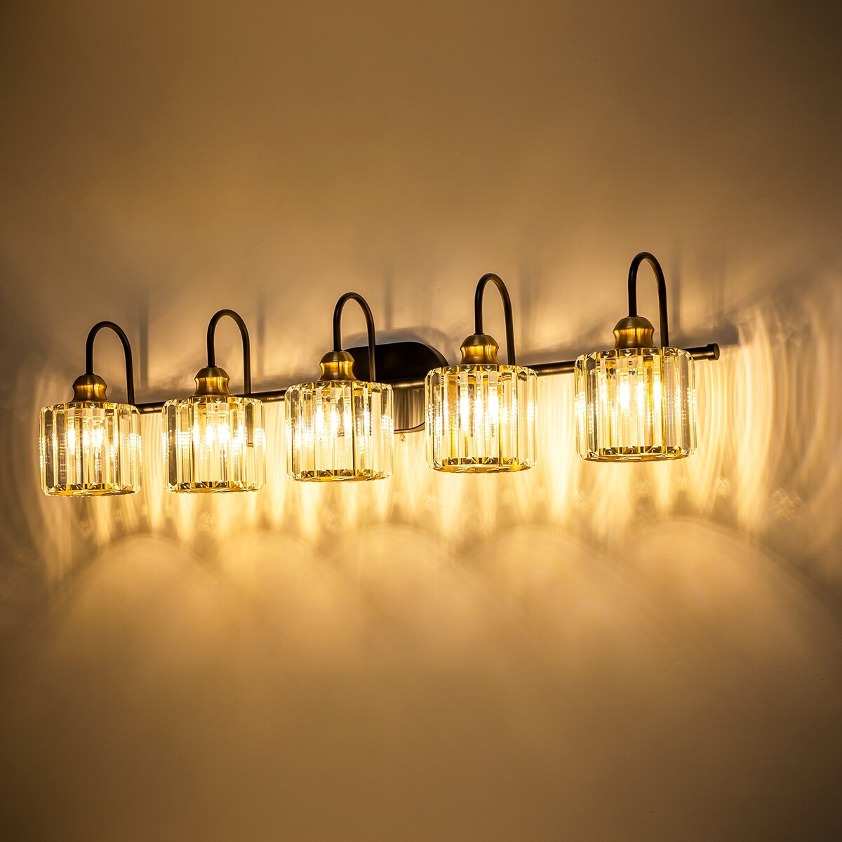 Éclairage de salle de bain linéaire à 5 lumières, style glamour, à intensité variable, avec abat-jour en cristal cylindrique.
