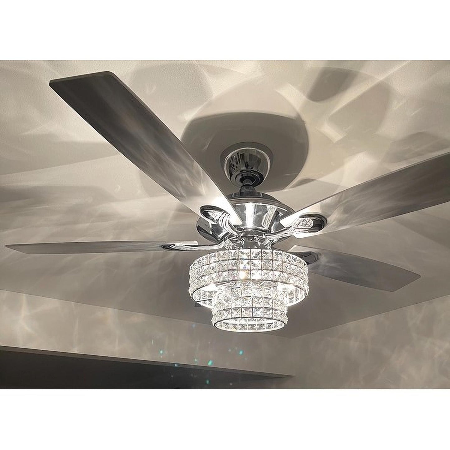 Ventilateur de plafond moderne à 5 pales en bois chromé de 52 pouces avec télécommande et cristaux.