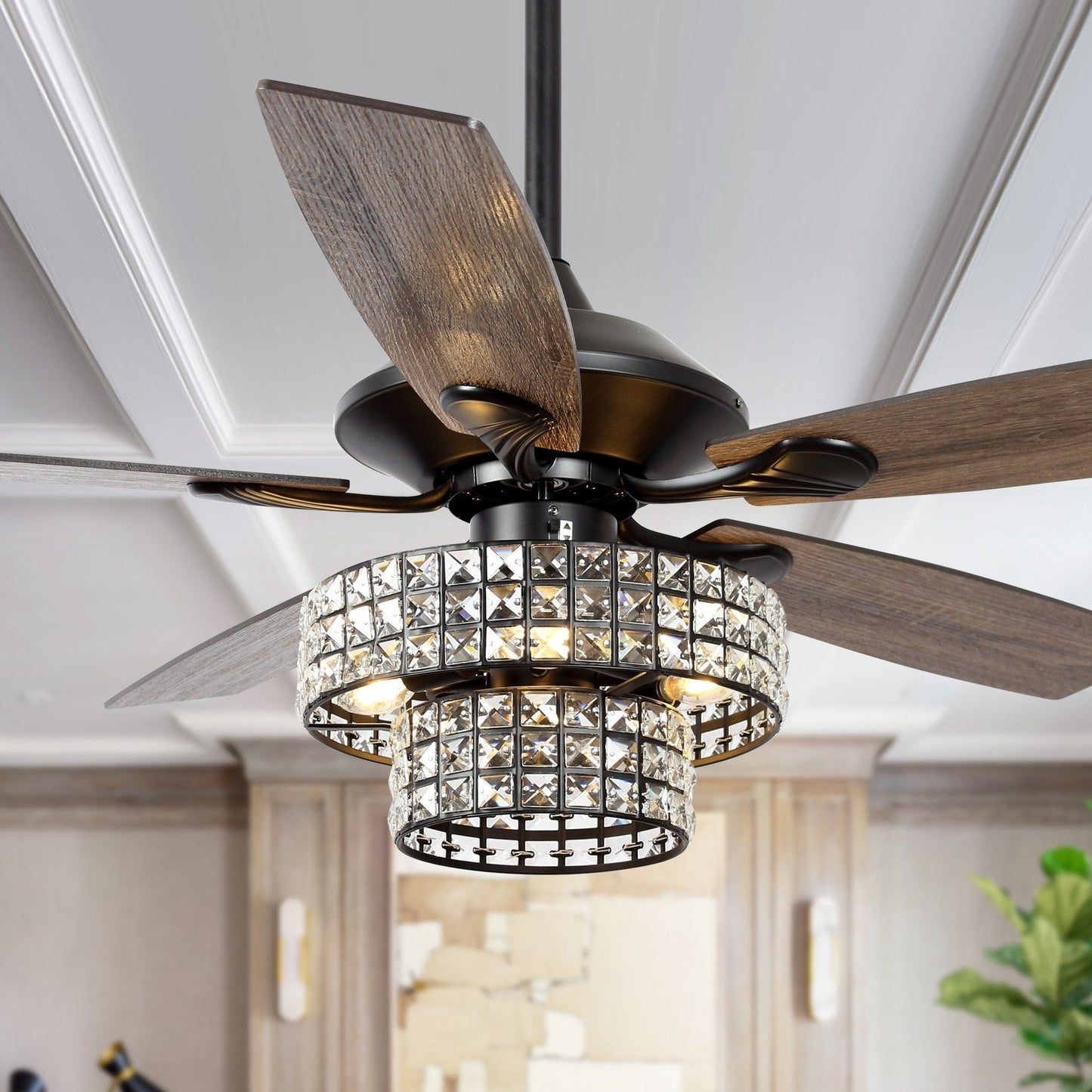 Ventilateur de plafond moderne à 5 pales en bois chromé de 52 pouces avec télécommande et cristaux.
