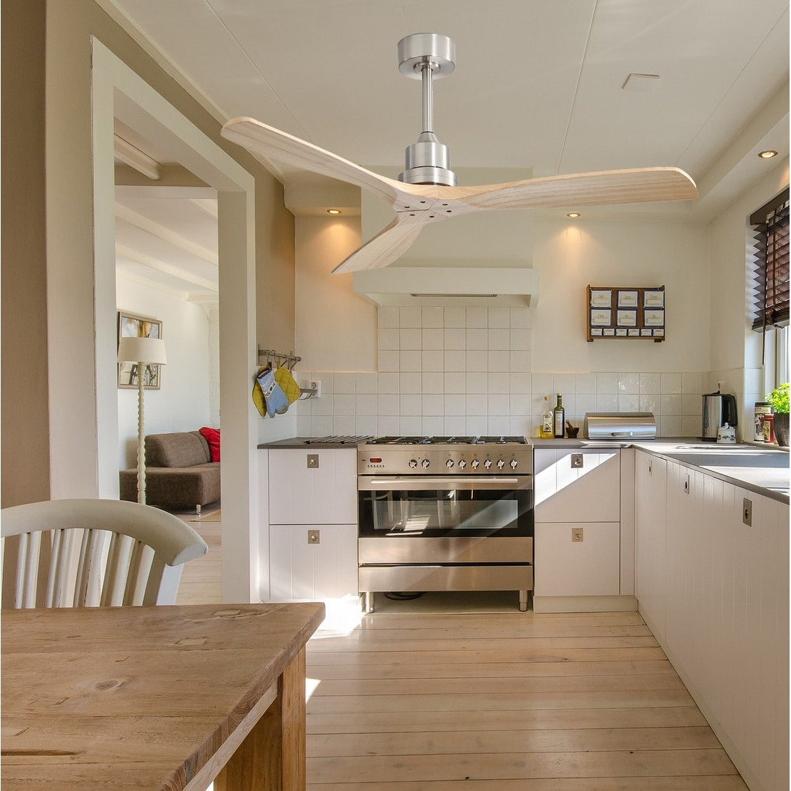 Ventilateur de plafond moderne de 52 pouces en bois massif/ABS avec télécommande (sans éclairage), 6 vitesses de vent, flux d'air réversible.