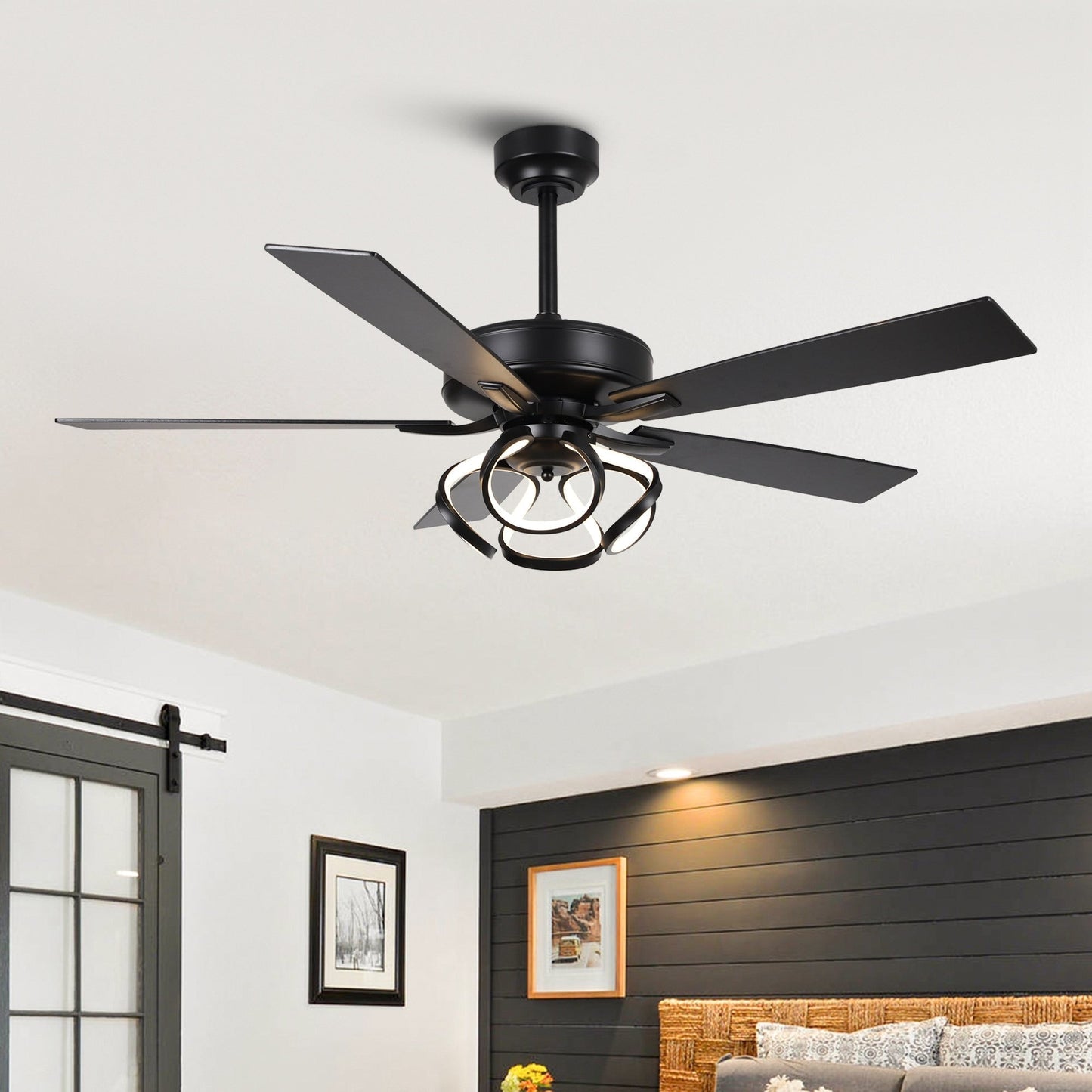 Ventilateur de plafond intérieur moderne de 52 pouces, couleur chrome/noir, avec éclairage, télécommande et 5 pales réversibles.
