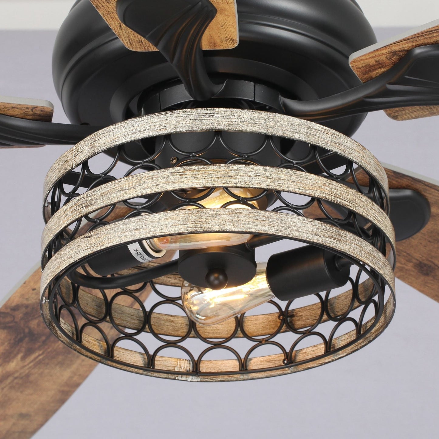 Ventilateur de plafond à 5 pales en bois flotté de style farmhouse, avec cage noire et télécommande.
