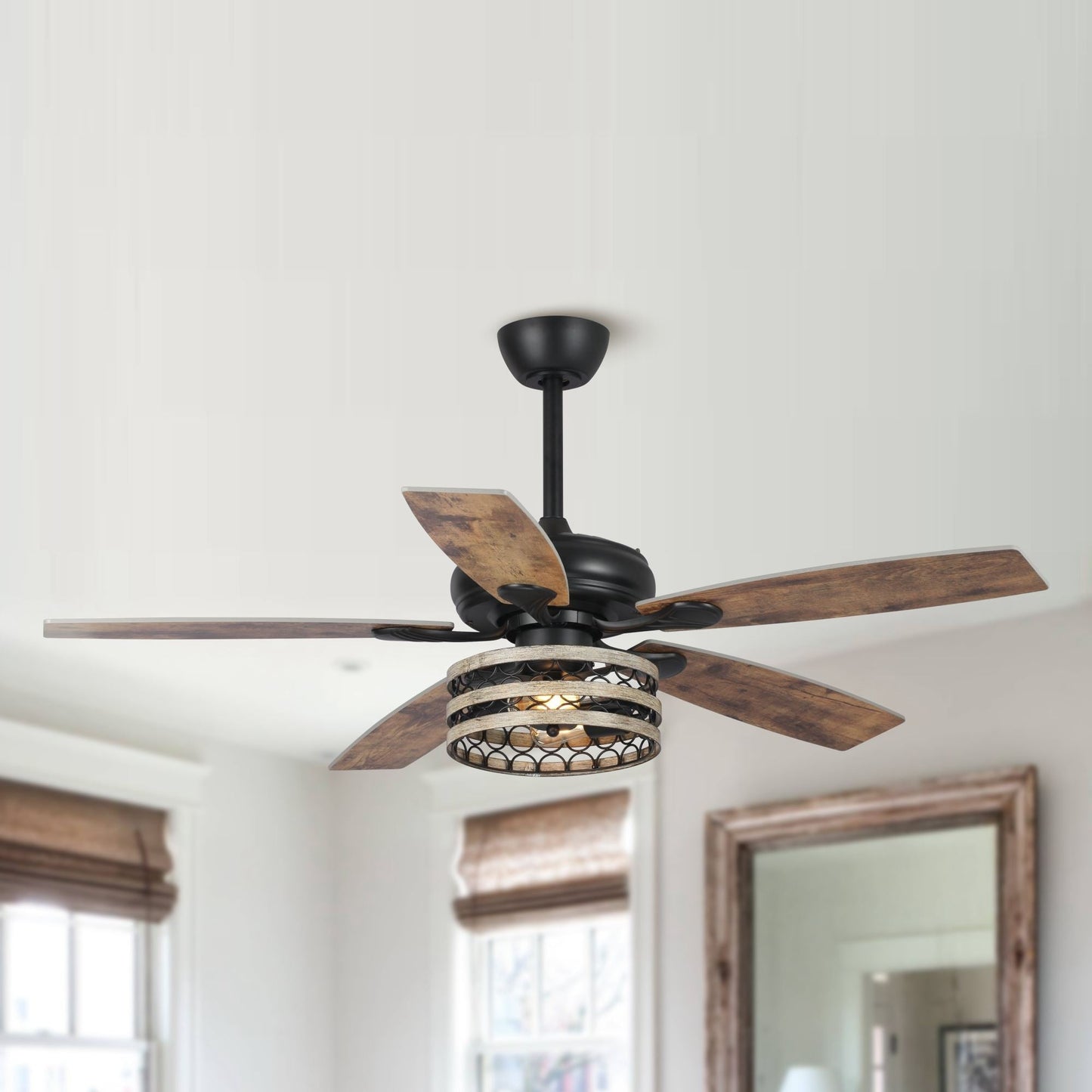 Ventilateur de plafond à 5 pales en bois flotté de style farmhouse, avec cage noire et télécommande.