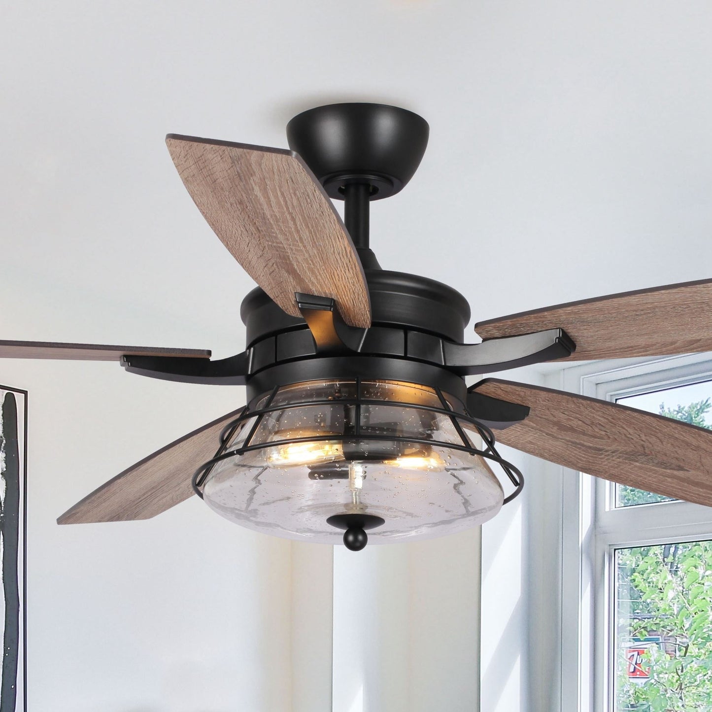 Ventilateur de plafond décoratif noir à 52 pales en verre dépoli, avec télécommande et kit d'éclairage.