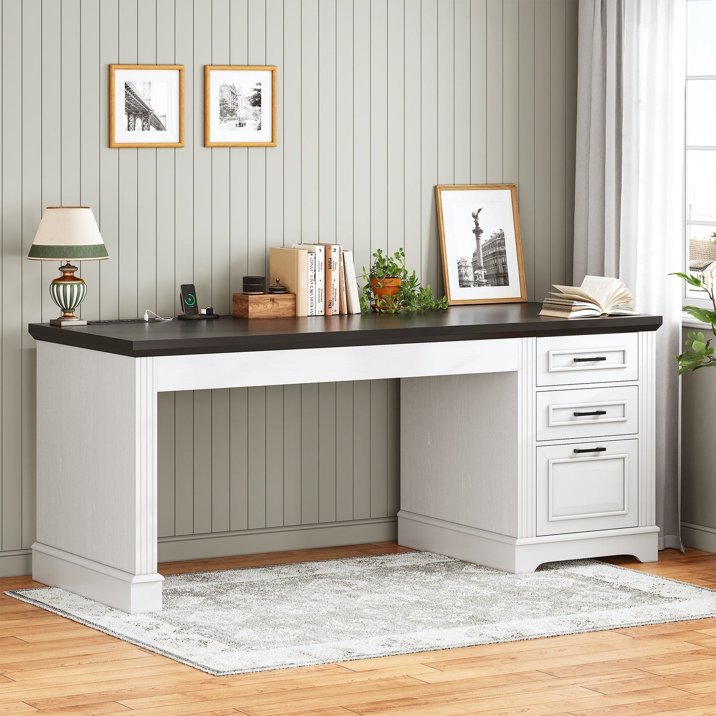 Bureau de direction style farmhouse, bureau de travail à domicile, bureau avec tiroir à dossiers, support de moniteur, prise de courant.