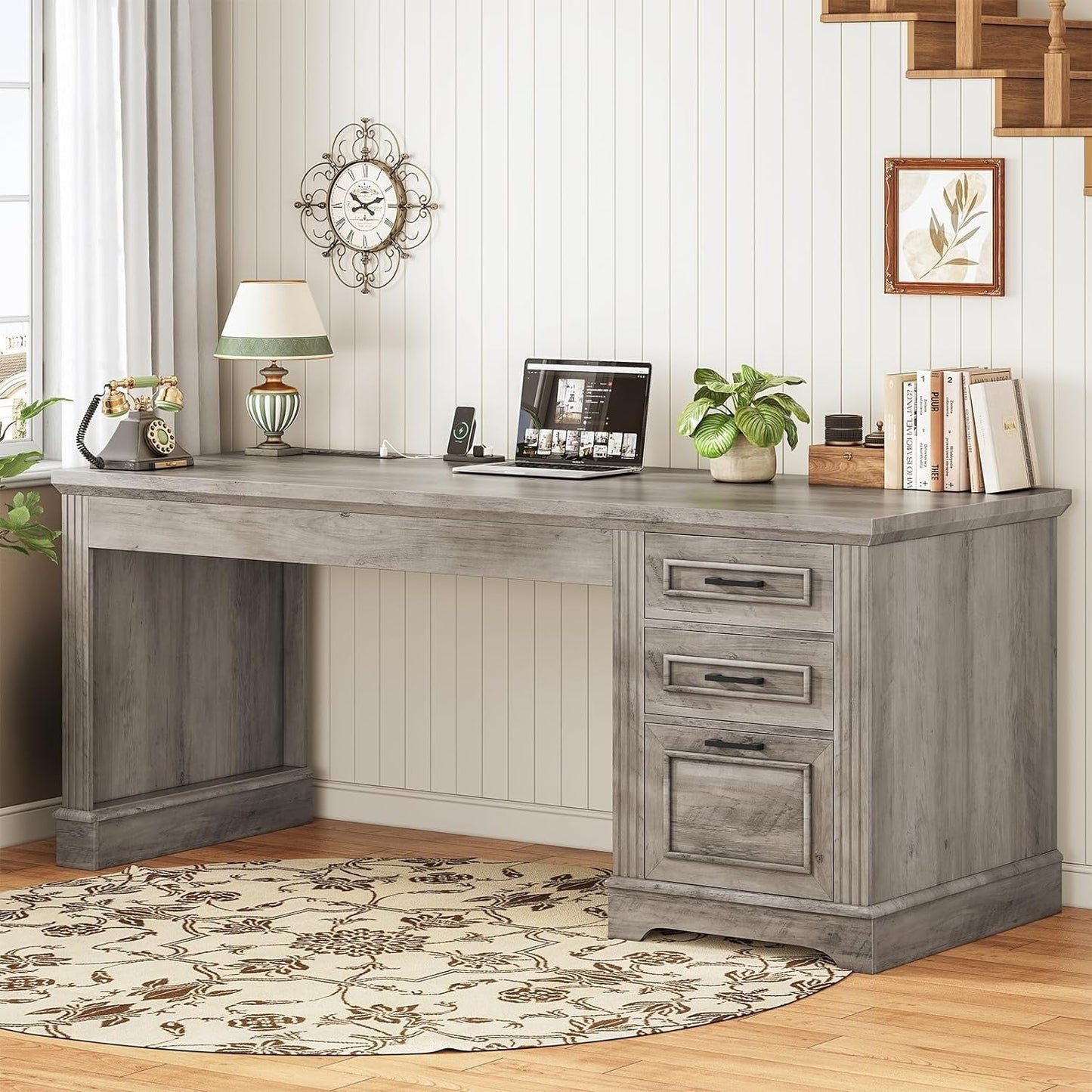 Bureau de direction style farmhouse, bureau de travail à domicile, bureau avec tiroir à dossiers, support de moniteur, prise de courant.