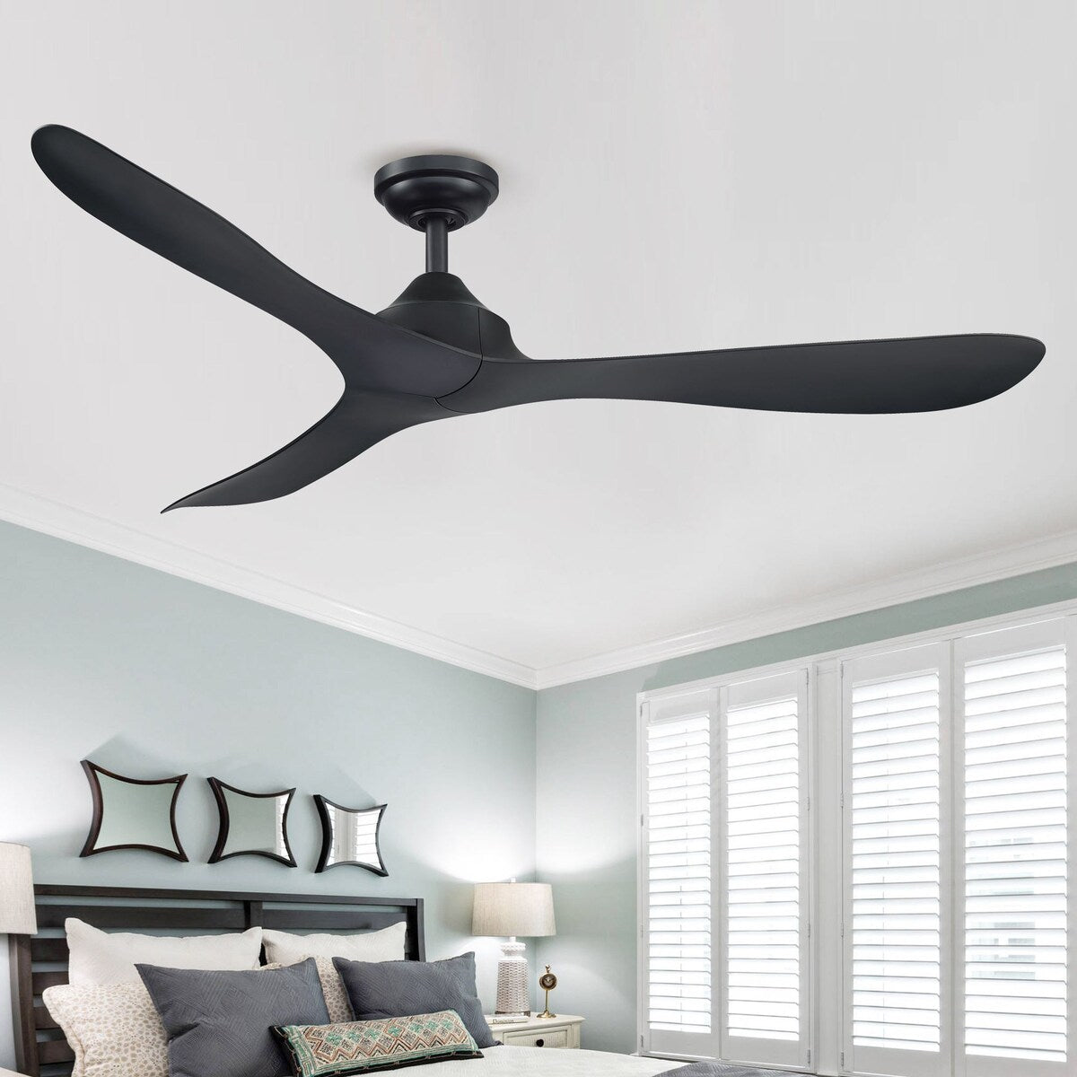 Ventilateur de plafond à 56 pouces, moderne, noir, à 3 pales, avec moteur à courant continu et télécommande.