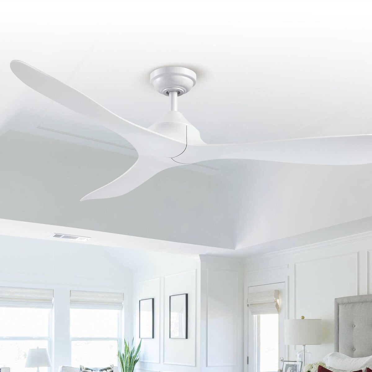 Ventilateur de plafond à 56 pouces, moderne, noir, à 3 pales, avec moteur à courant continu et télécommande.