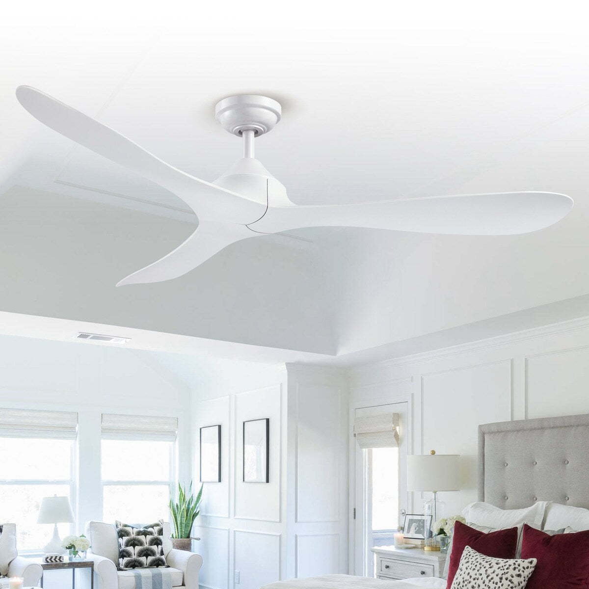 Ventilateur de plafond à 56 pouces, moderne, noir, à 3 pales, avec moteur à courant continu et télécommande.