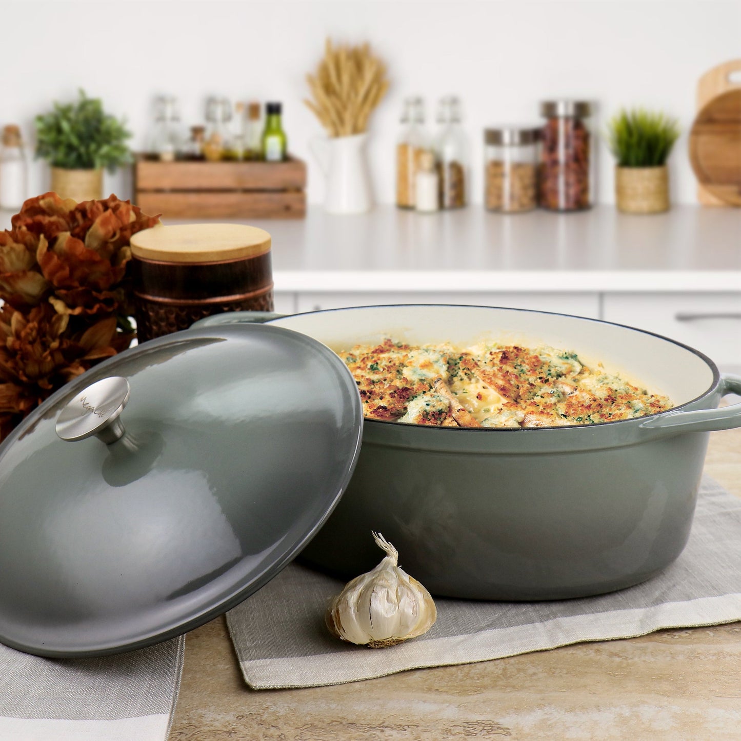 Casserole ovale en fonte d'aluminium émaillée de 7 quarts, couleur nuage de tempête.