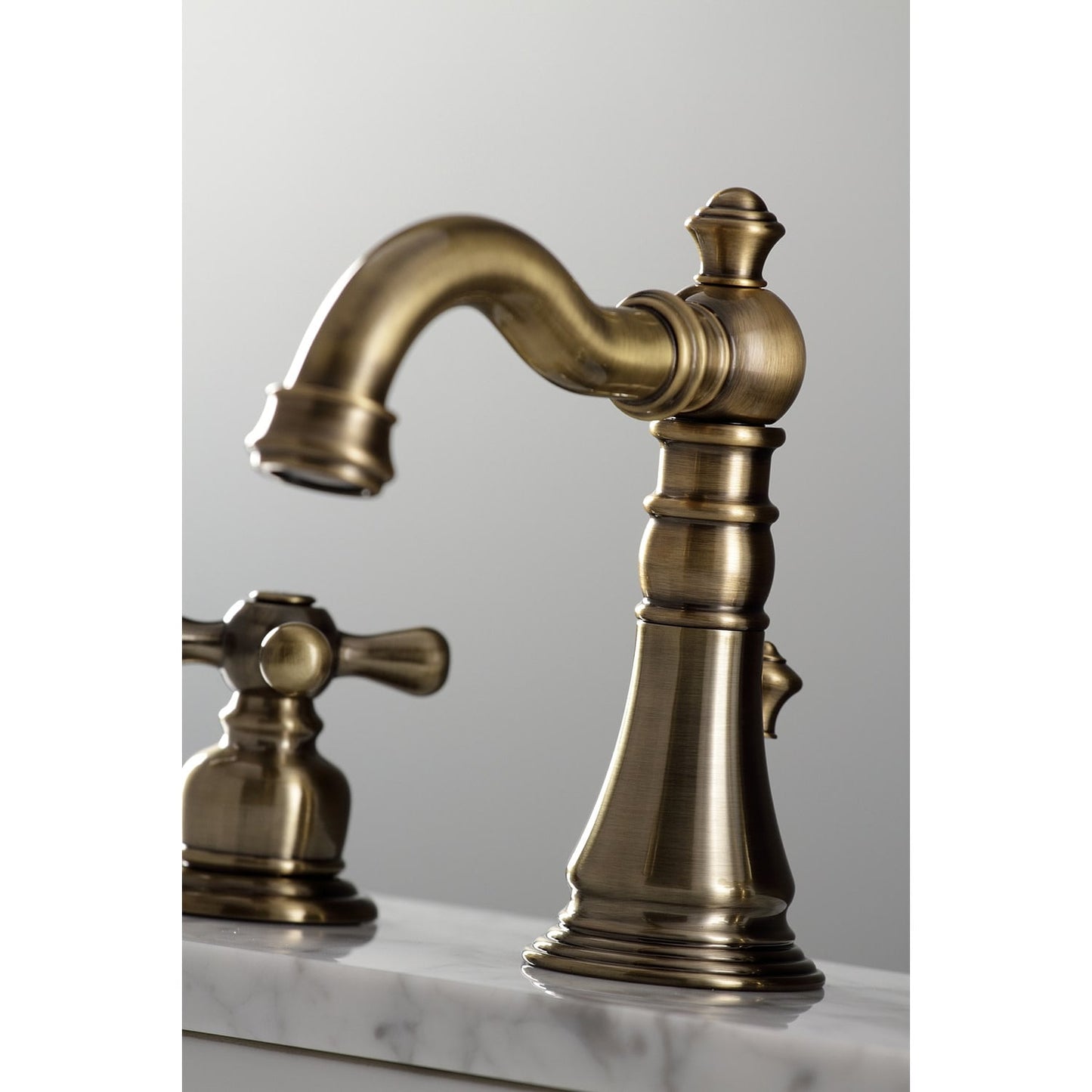 Robinet de salle de bain à large espacement de 8 pouces, style américain classique