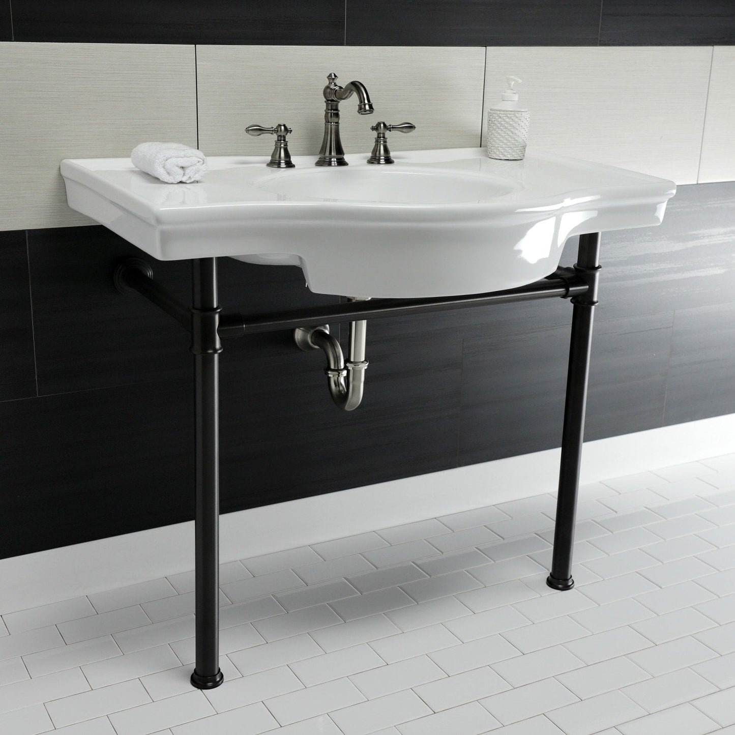 Robinet de salle de bain à large encrage, style américain classique