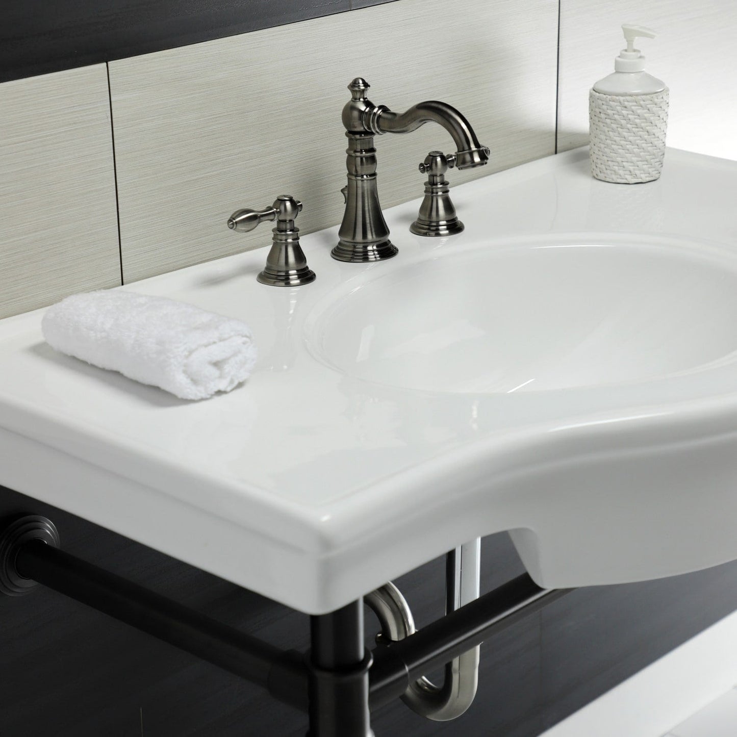 Robinet de salle de bain à large encrage, style américain classique
