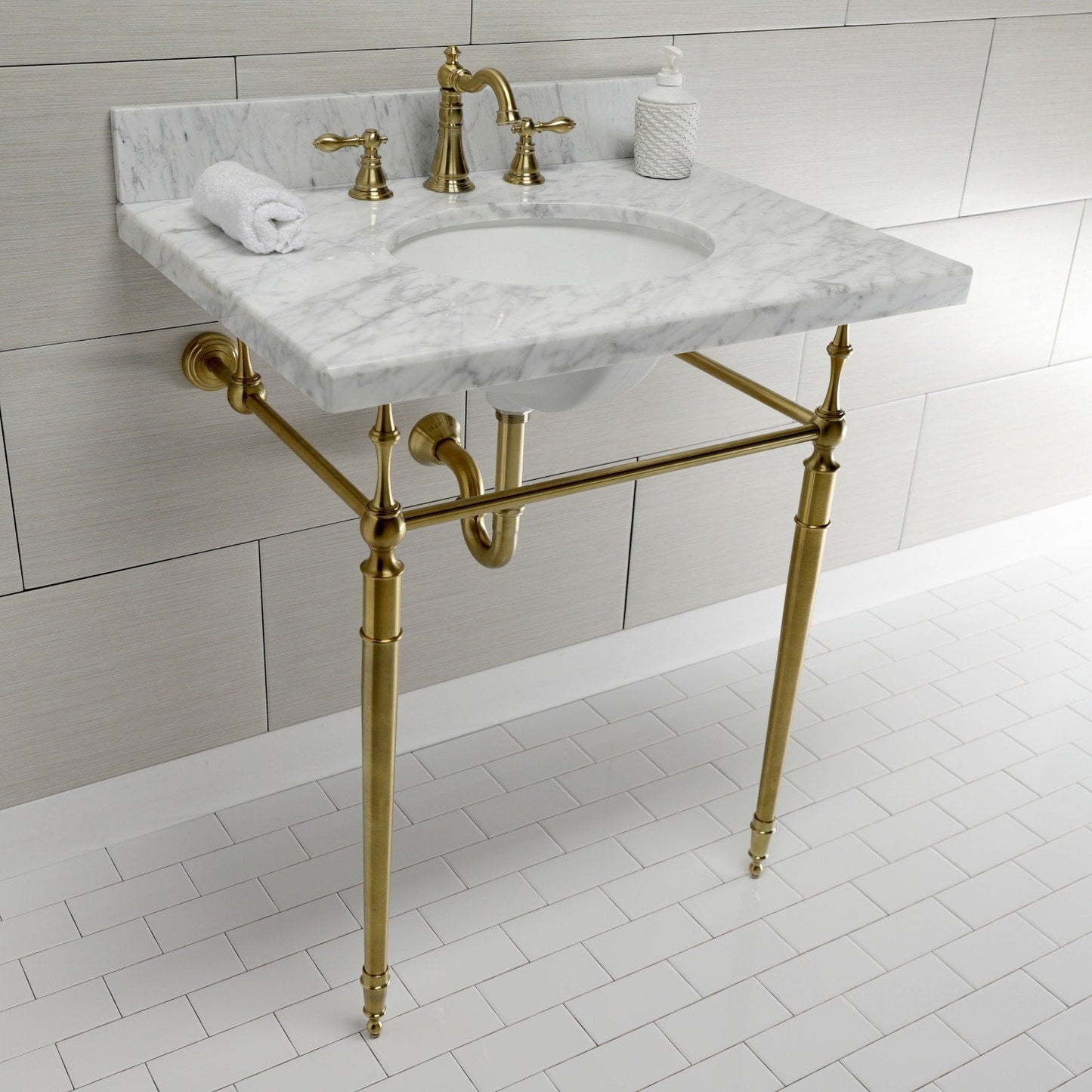 Robinet de salle de bain à large encrage, style américain classique