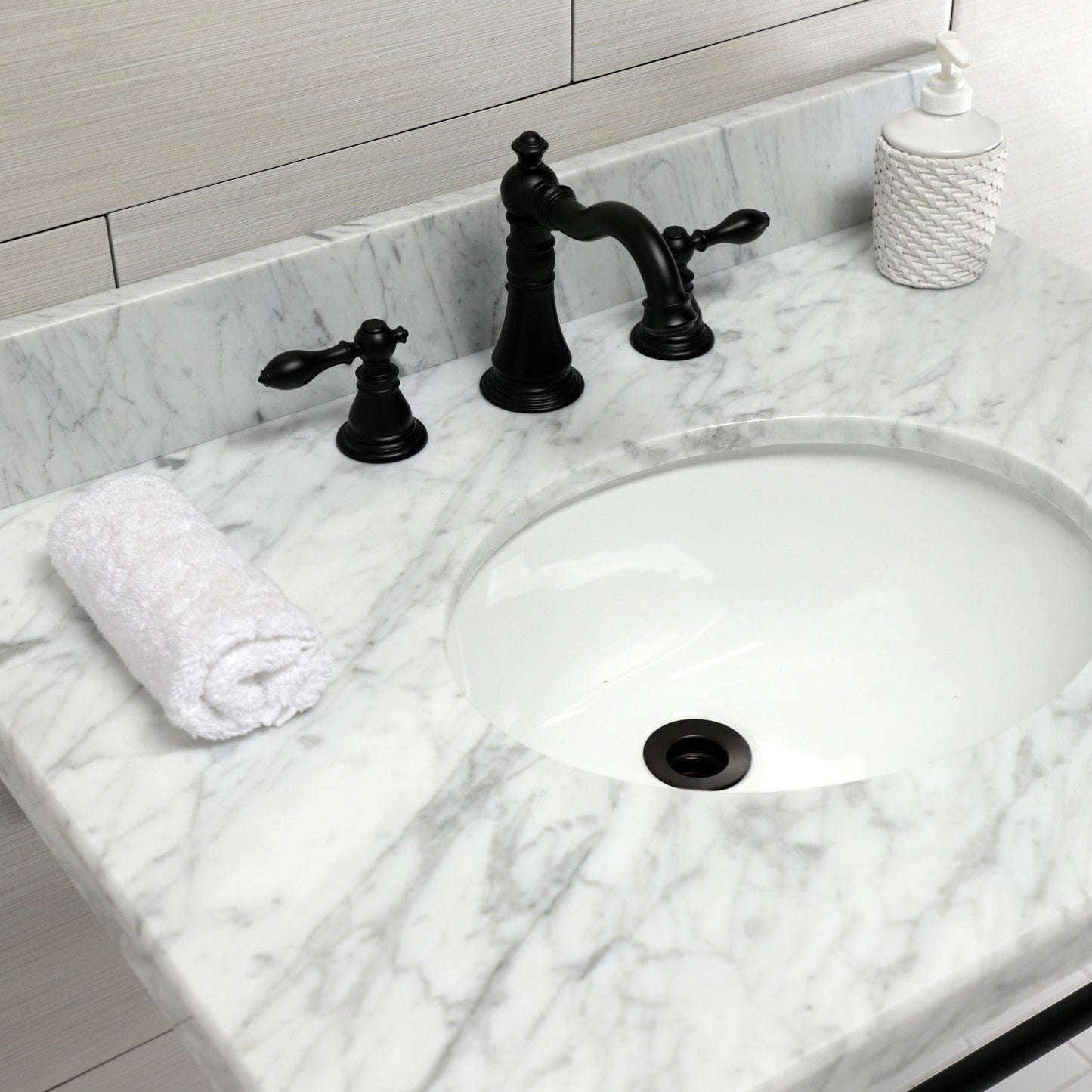 Robinet de salle de bain à large encrage, style américain classique