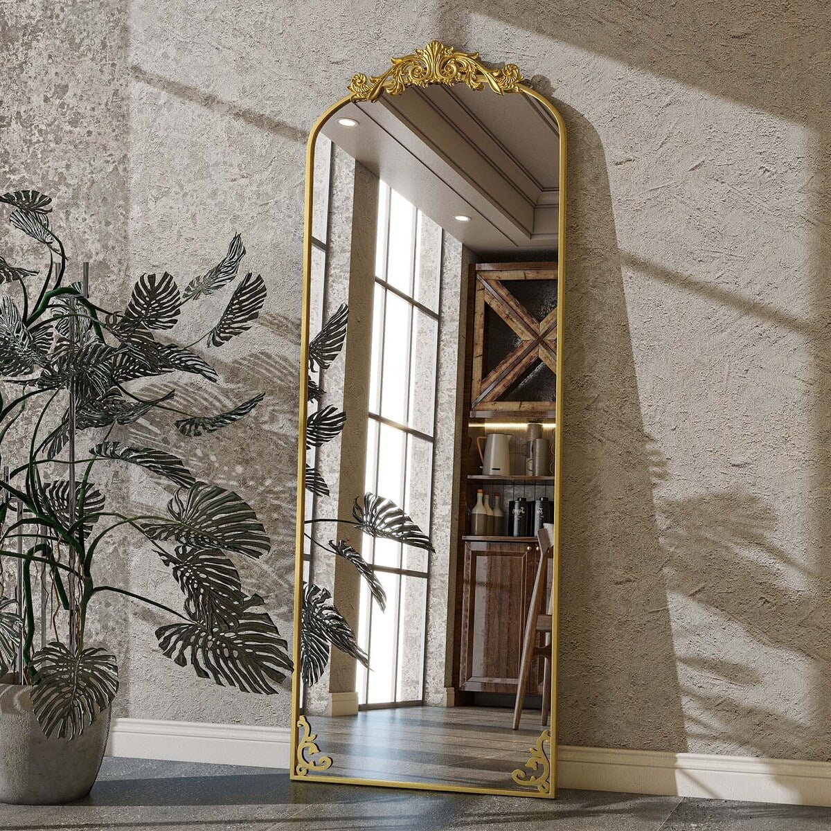 Grand miroir en forme d'arche avec motif floral baroque