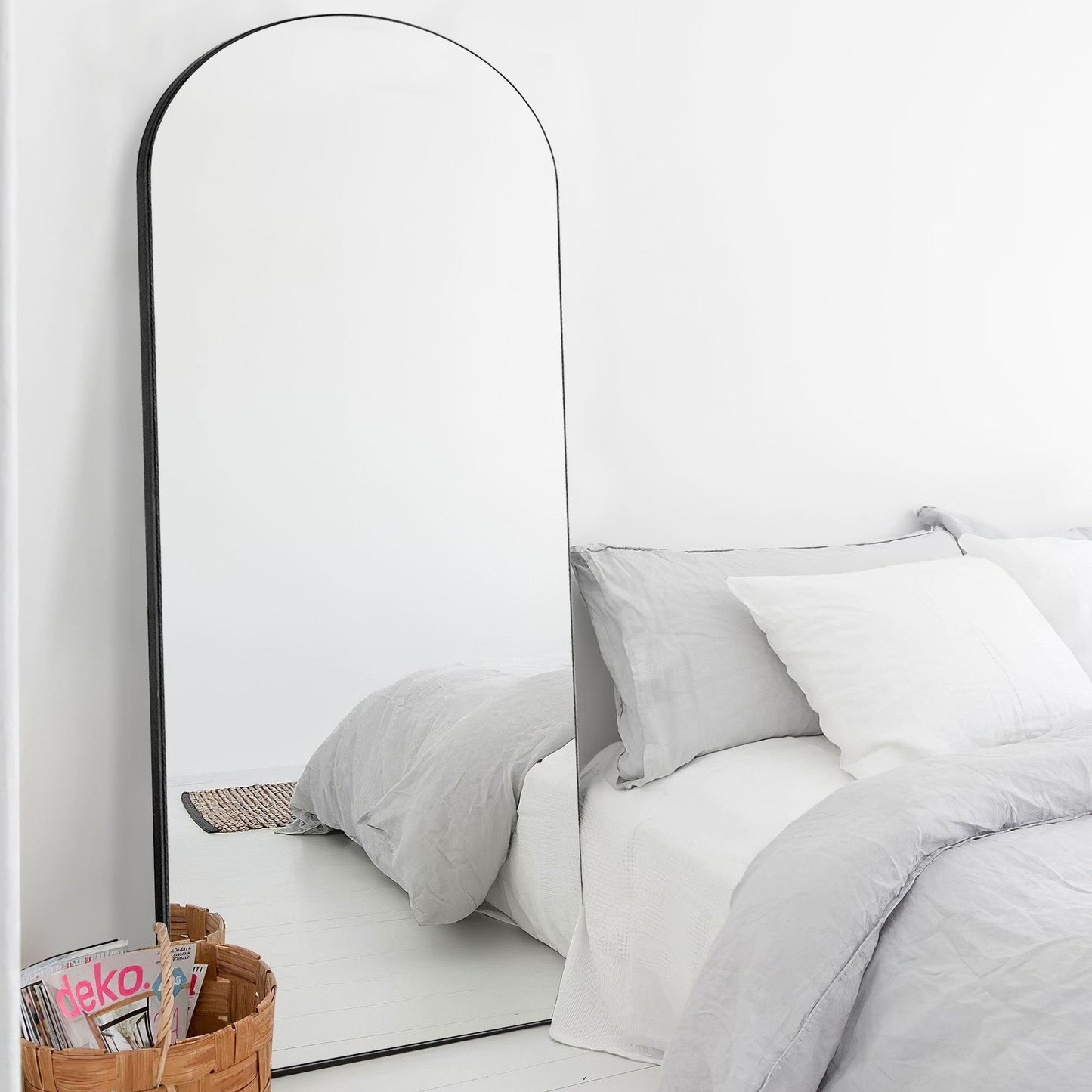 Grand miroir moderne à encadrement incurvé
