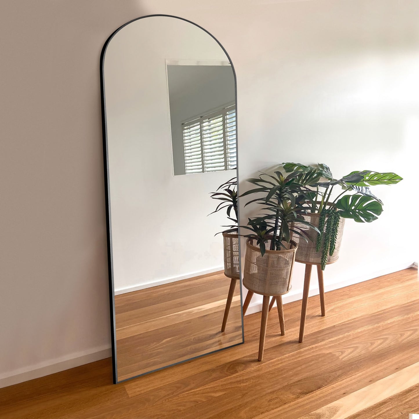 Grand miroir moderne à encadrement incurvé