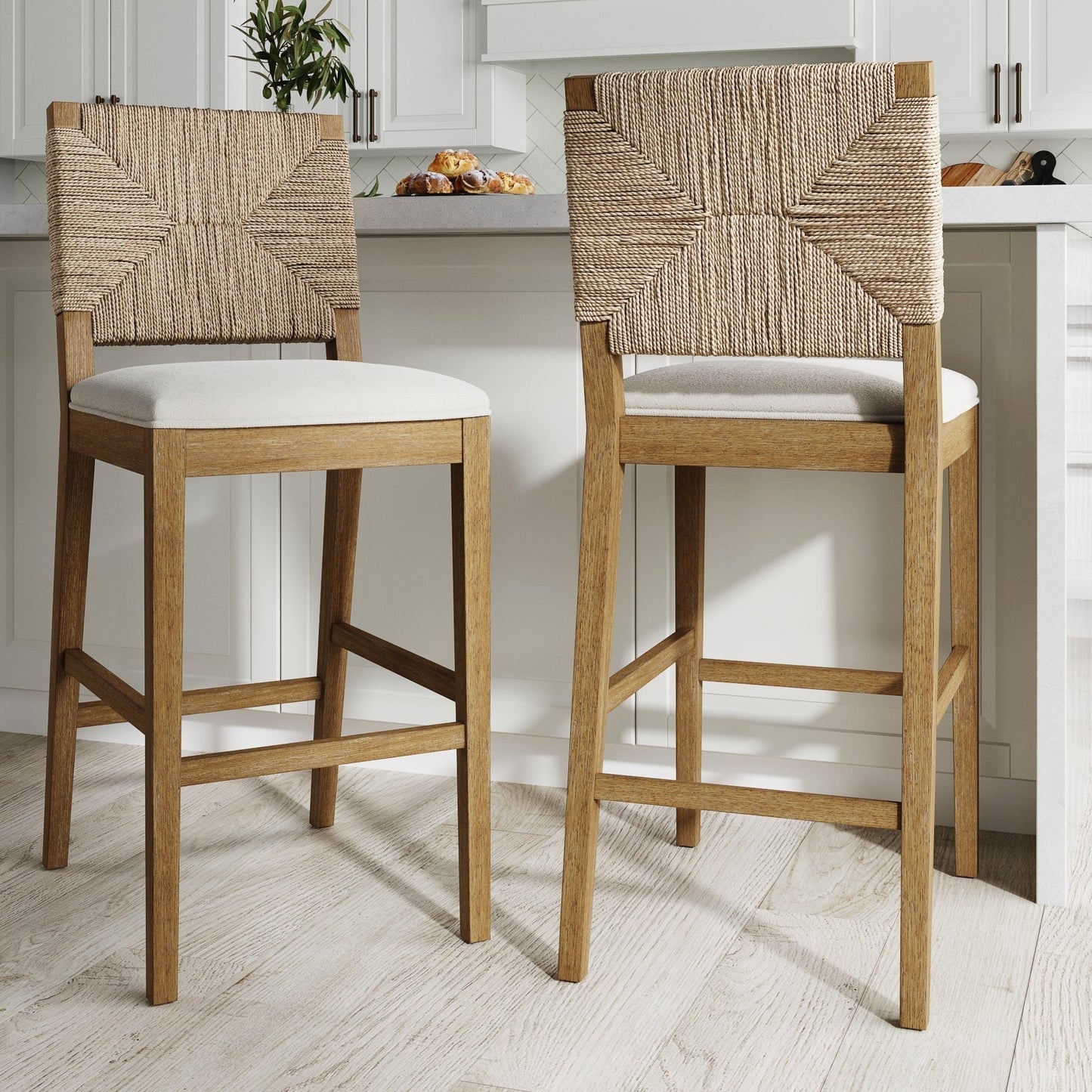 Tabouret de bar Beacon Bohemian Boucle, chaise de comptoir rembourrée avec cadre en bois massif et dossier en jonc tressé.
