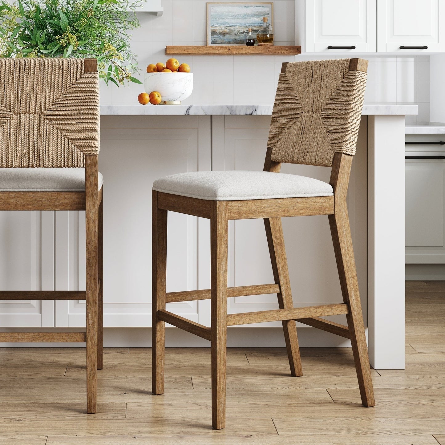 Tabouret de bar Beacon Bohemian Boucle, chaise de comptoir rembourrée avec cadre en bois massif et dossier en jonc tressé.