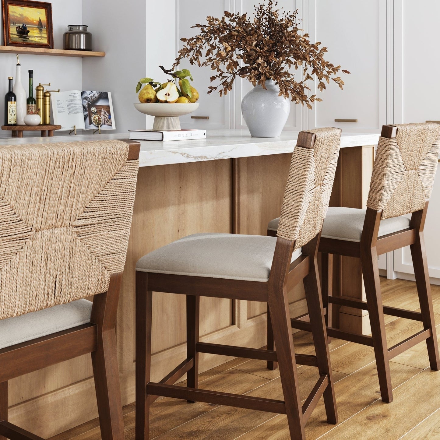 Tabouret de bar Beacon Bohemian Boucle, chaise de comptoir rembourrée avec cadre en bois massif et dossier en jonc tressé.