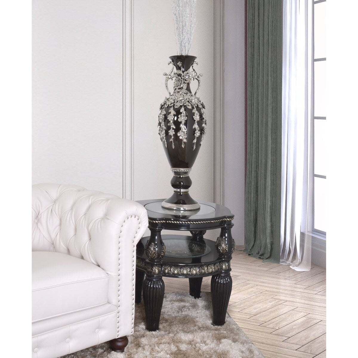 Vase magnifique de 89 cm de haut, orné de fleurs et de strass argentés et noirs.