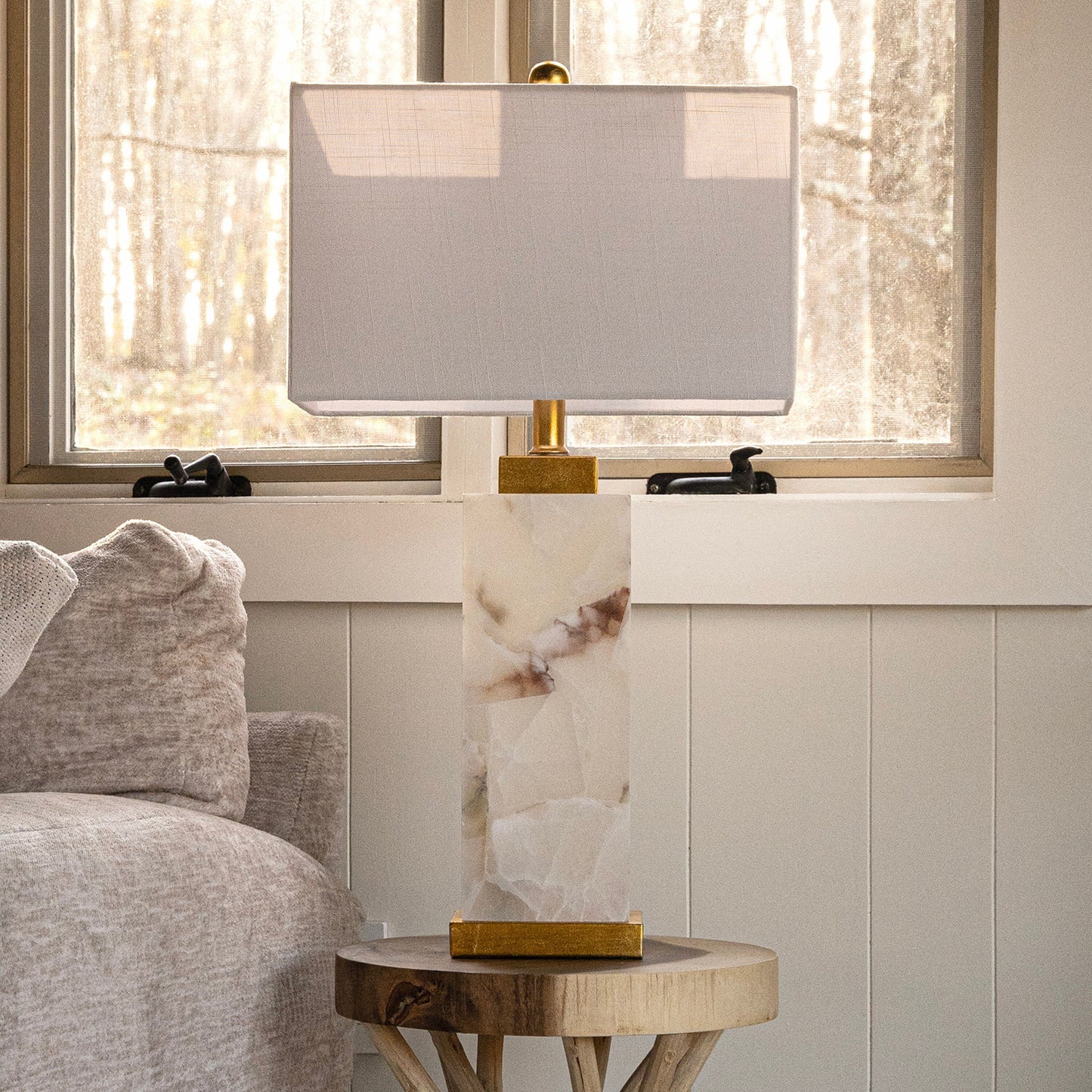 Lampe de table Eloise en albâtre avec LED, 27,5 pouces, blanc/feuille d'or par JONATHAN Y