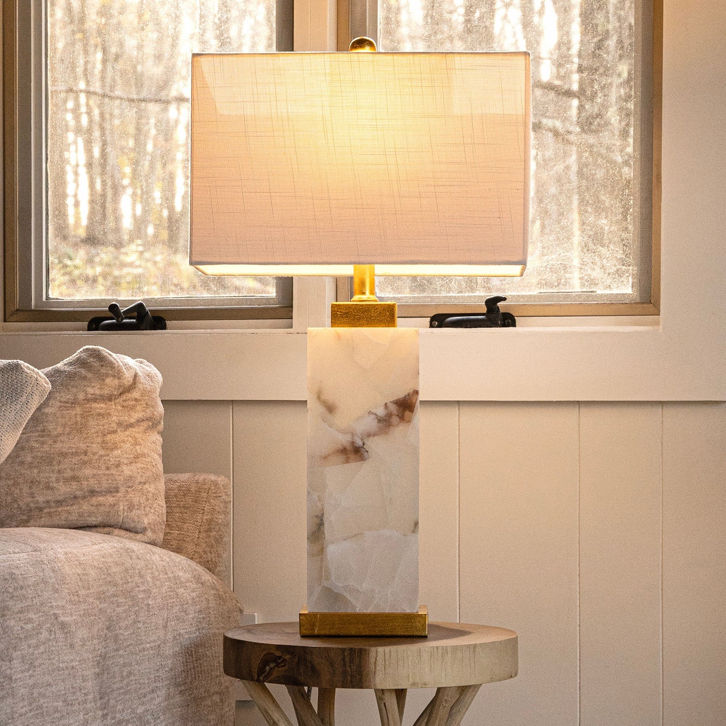 Lampe de table Eloise en albâtre avec LED, 27,5 pouces, blanc/feuille d'or par JONATHAN Y