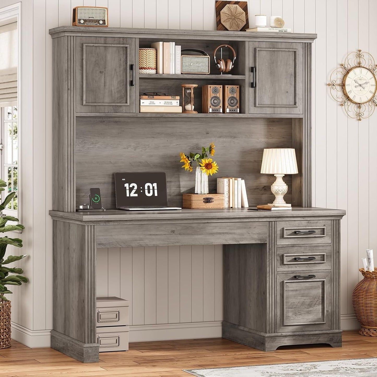 Bureau de direction style farmhouse, bureau de travail à domicile, bureau avec tiroir à dossiers, support de moniteur, prise de courant.