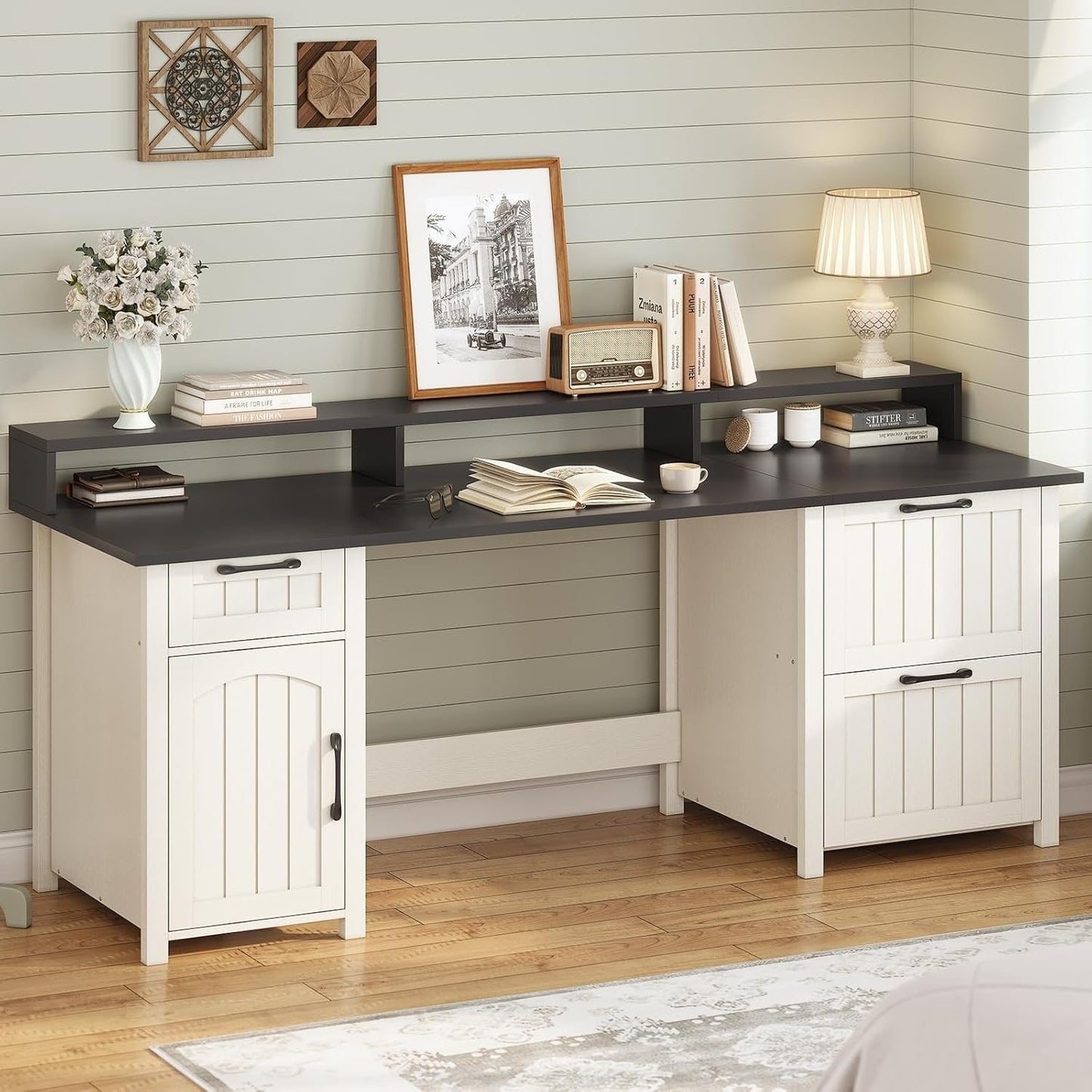 Bureau de direction style farmhouse, bureau de travail à domicile, bureau avec tiroir à dossiers, support de moniteur, prise de courant.