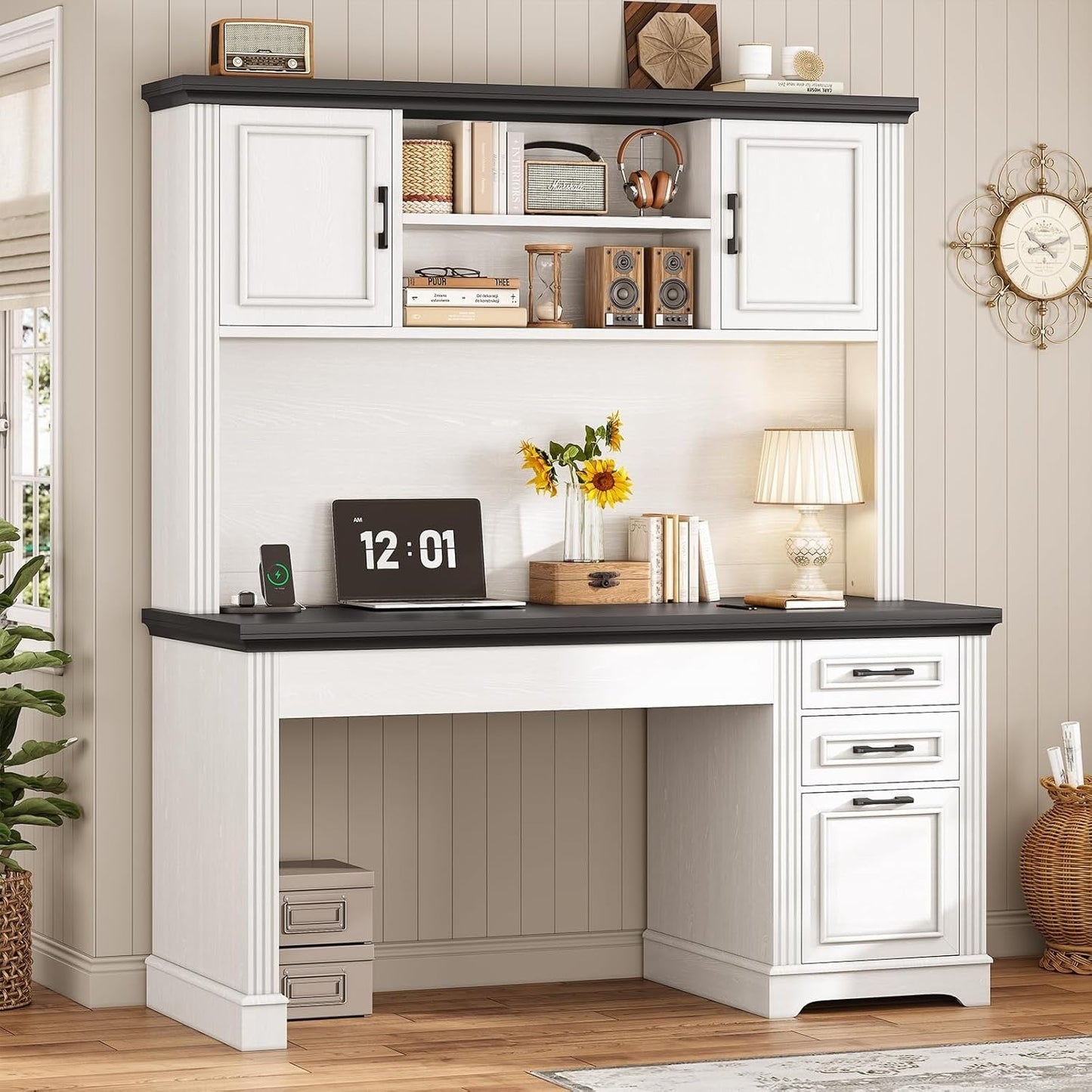 Bureau de direction style farmhouse, bureau de travail à domicile, bureau avec tiroir à dossiers, support de moniteur, prise de courant.