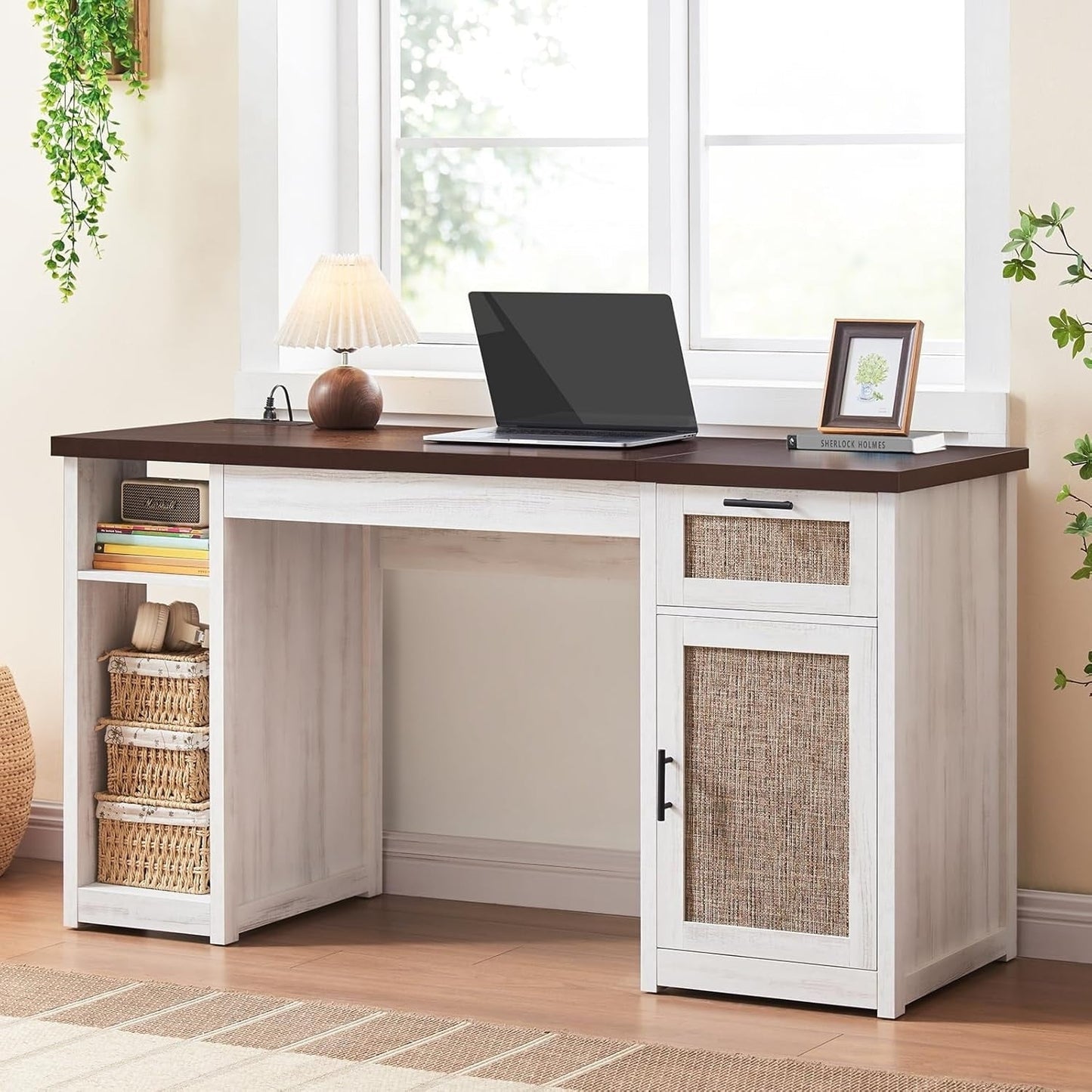 Bureau de direction style farmhouse, bureau de travail à domicile, bureau avec tiroir à dossiers, support de moniteur, prise de courant.