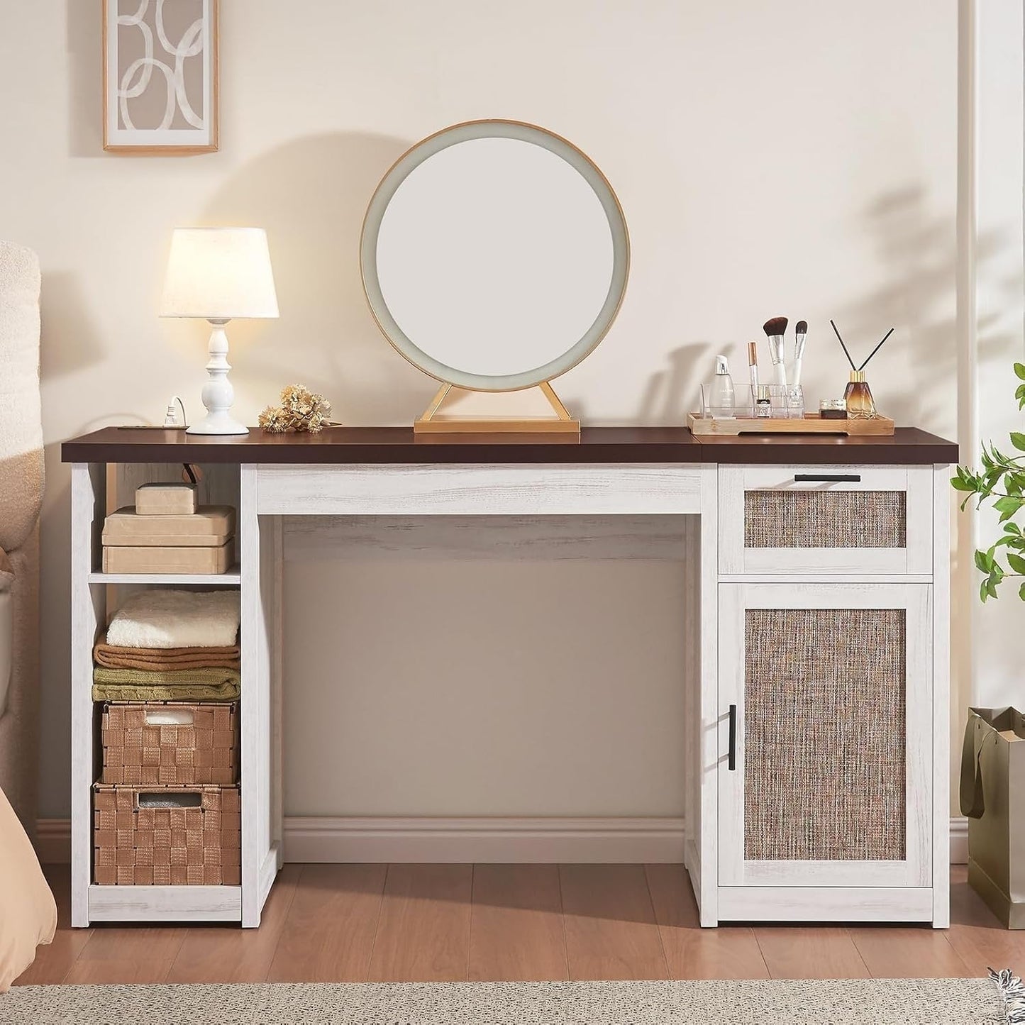 Bureau de direction style farmhouse, bureau de travail à domicile, bureau avec tiroir à dossiers, support de moniteur, prise de courant.