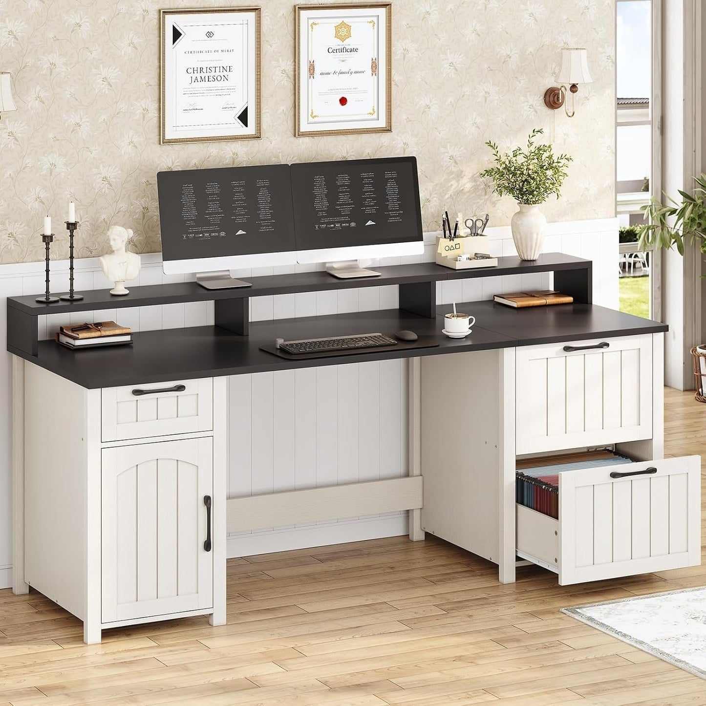 Bureau de direction style farmhouse, bureau de travail à domicile, bureau avec tiroir à dossiers, support de moniteur, prise de courant.
