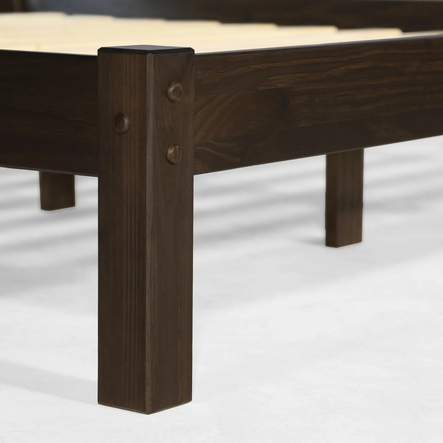 Lit-plateforme à panneaux en bois massif de style Shaker de Grain Wood Furniture