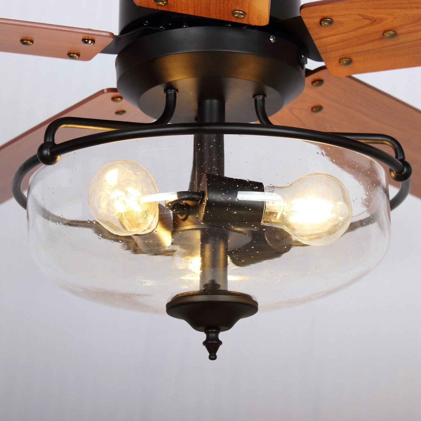 Ventilateur de plafond à 52 pouces avec 5 pales en bois réversibles, 3 lumières et télécommande.