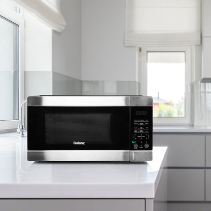 Four à micro-ondes de 0,9 pi³ et 900 W pour comptoir, noir, avec fonction de cuisson rapide en un seul toucher.