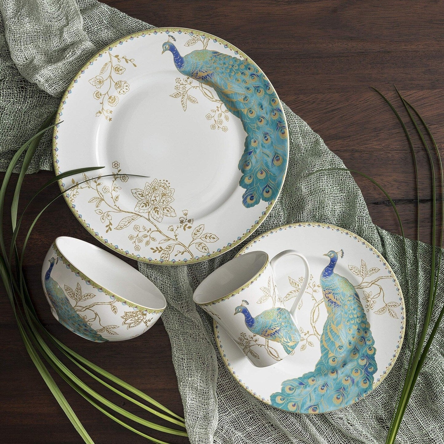 Service de table en porcelaine 222 Fifth Peacock Garden, 16 pièces, avec assiettes rondes, bols et tasses, blanc.
