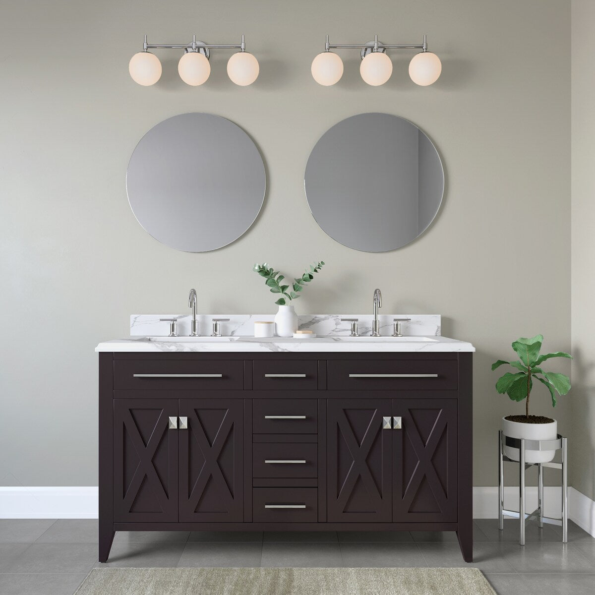 929 Lighting Lustre de salle de bain à 3 lumières, disponible en plusieurs finitions avec abat-jours en verre opale.