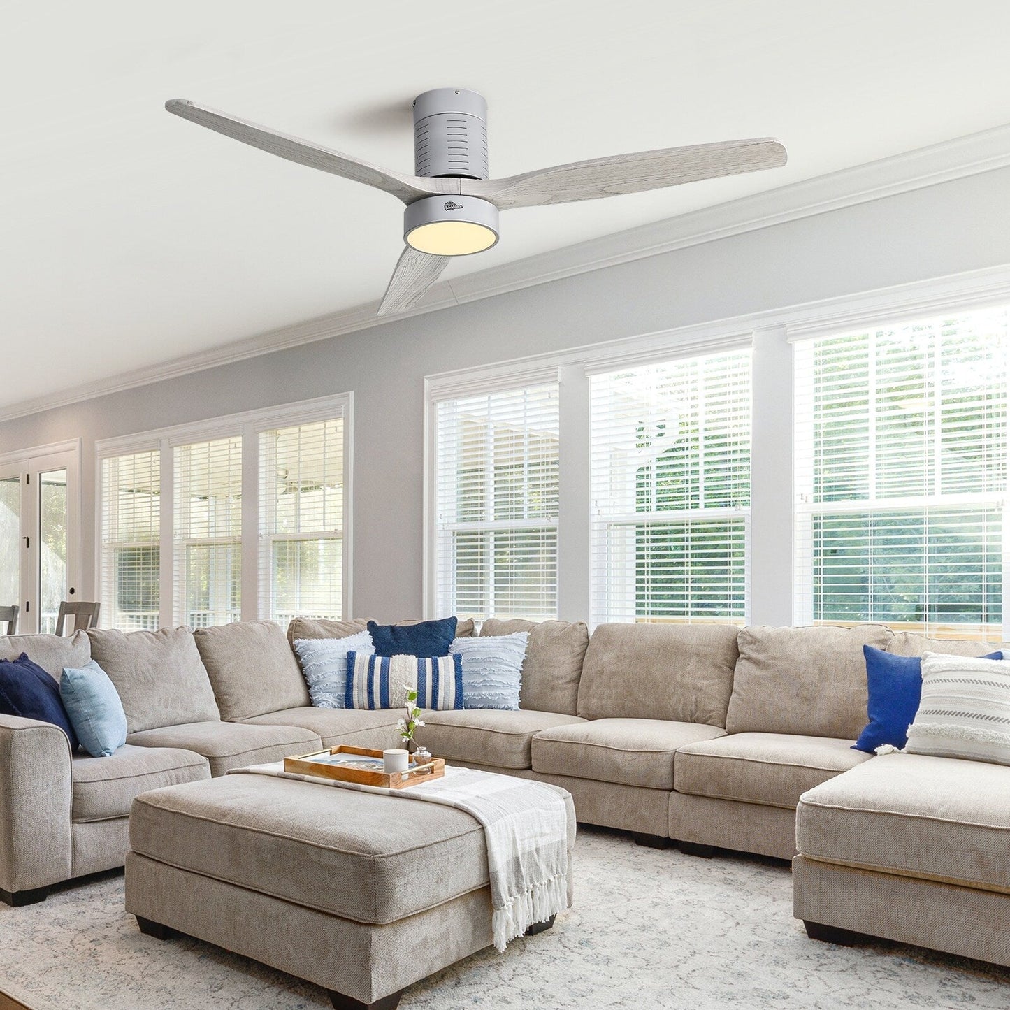 Ventilateur de plafond encastré de 52 pouces de style farmhouse avec éclairage et télécommande, moteur DC réversible.